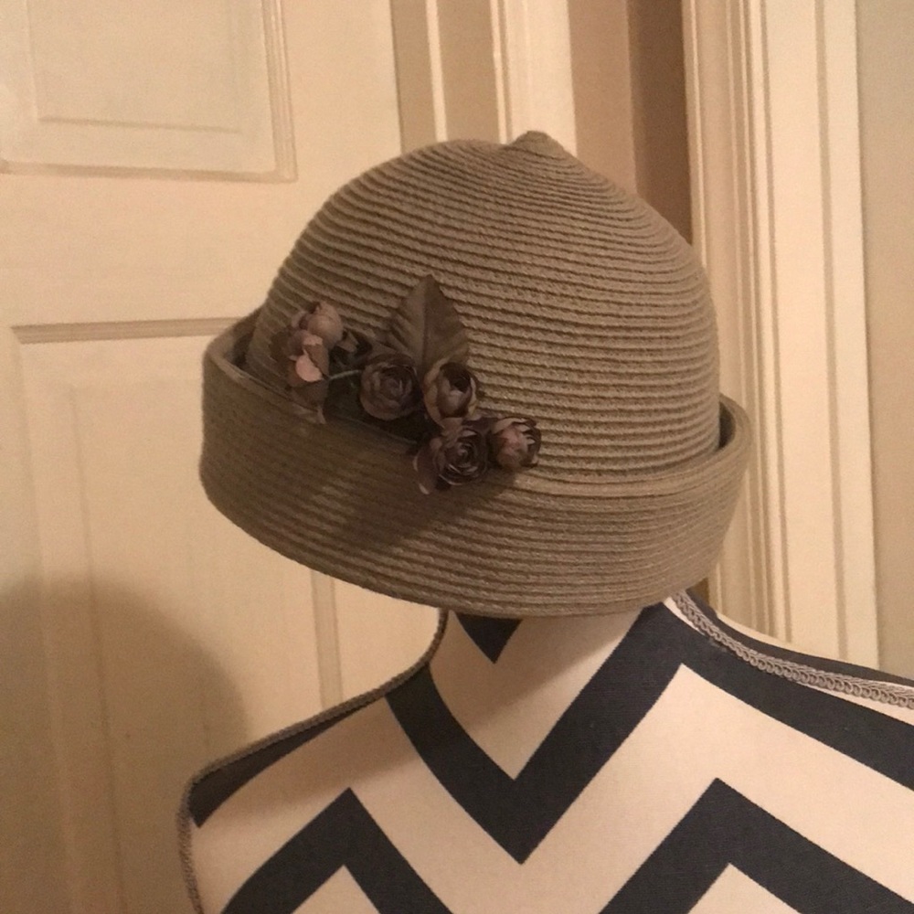 Liz Claiborne hat
